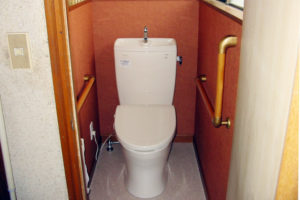 リフォーム事例：トイレの洋式化と手すり設置